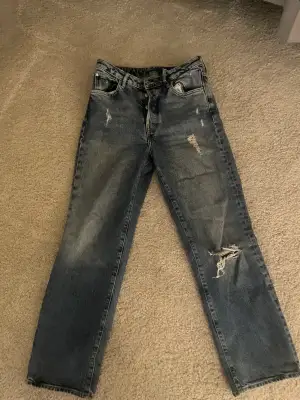 Jeans med slitning från hm. Använt 2ggr. 