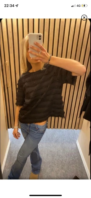 HM TOPP - (TRYCK INTE PÅ KÖP DIREKT KNAPPEN!!kommer höja priset efter buden då folk trycker på köp direkt!)  Säljer denna fina topp/blus från hm! 