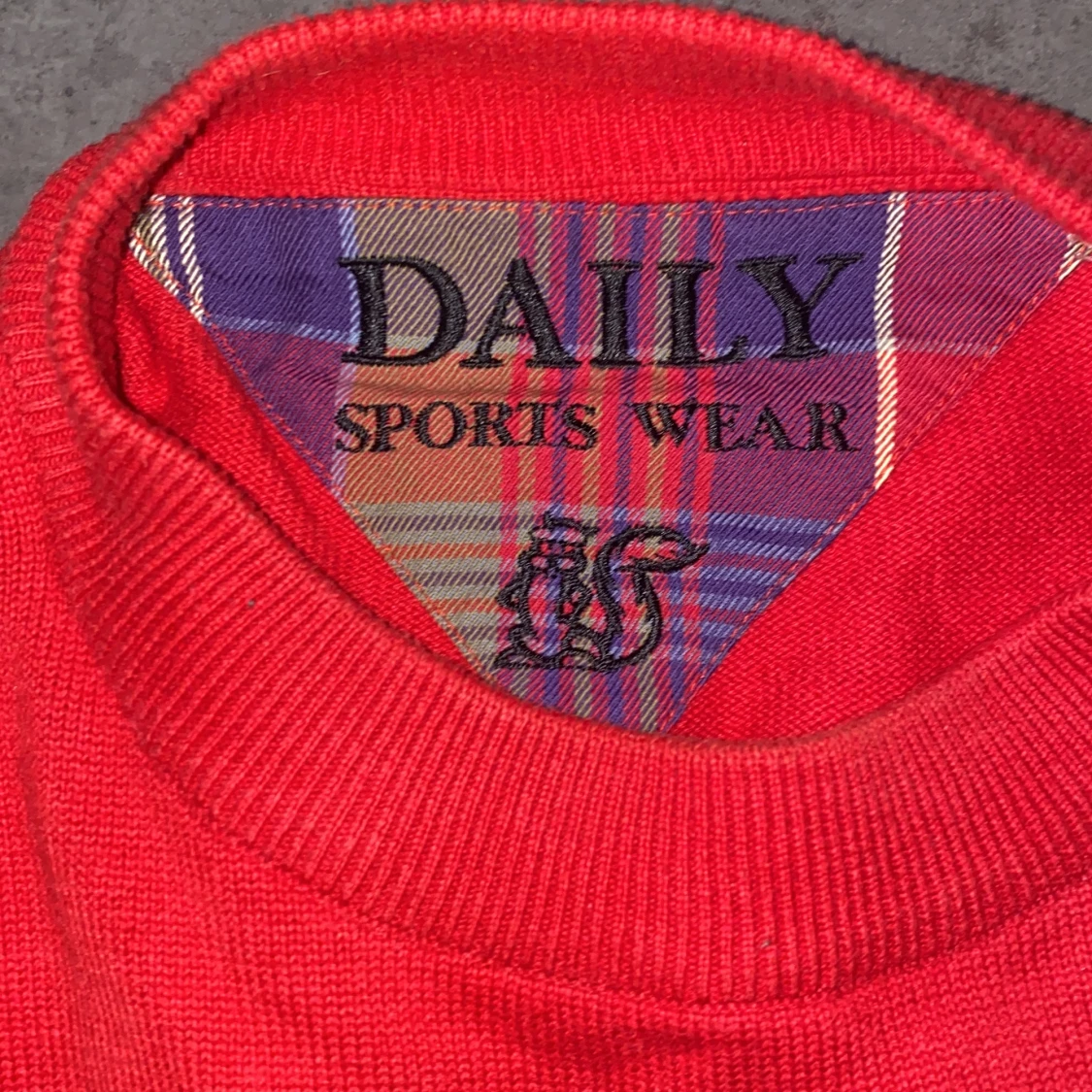 Vintage Sweatshirt med broderat märke   - 91