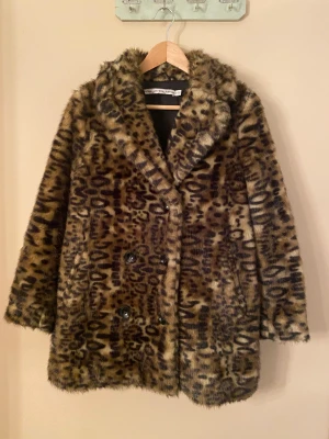 Päls kappa / Faux fur &other stories slutsåld - Säljer min underbara päls! Supervarm & mysig. 