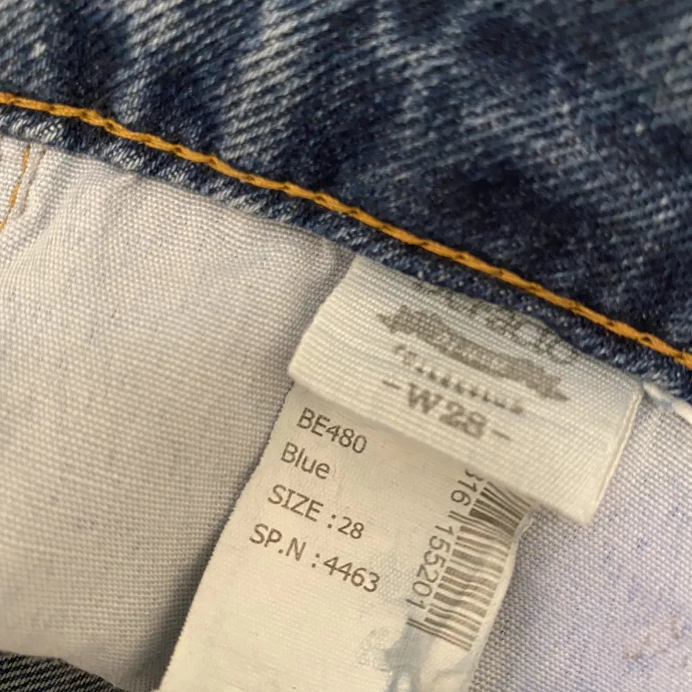 Hög midja mörkblåa Defacto jenas och har inte använts.. Jeans & Byxor.