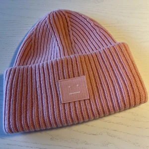 Acne mössa - Rosa acne mössa, endast provad.