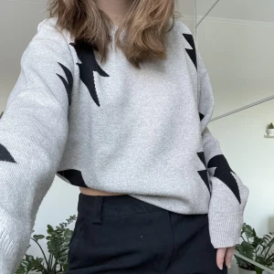 Ljusgrå tröja med stjärnor  - Ljusgrå stickad tröja med stjärnor. Storlek M. Använd 2 gånger - nyskick!