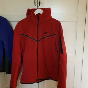 Nike tech hoodie - Jättesnygg Nike tech fleece i bra skick. Köpt för 1250kr. Hör av sig om du har frågor. Köparen står för frakten. 