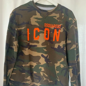 Tröja Dsquared2 Icon i bra skick - Dsquared Icon tröja i bra skick. Storlek står ej i tröjan men gissar ca 152-158 ungefär. Köpt på NK. 