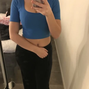 Blå tröja - Jättefin tight T-shirt i träningsmaterial, i nyskick säljer pga inte min still