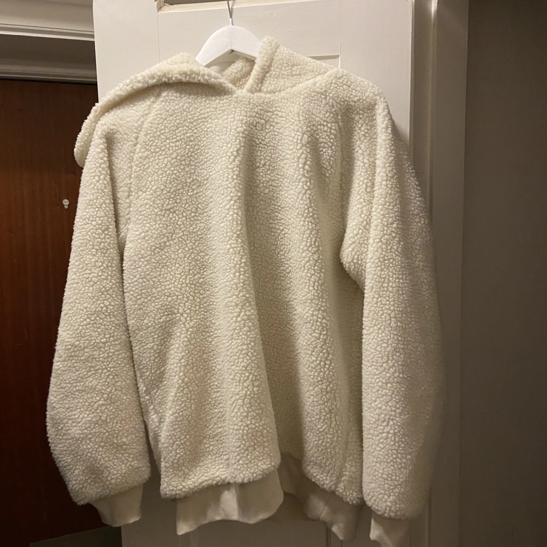 Tjocktröja i teddymaterial 