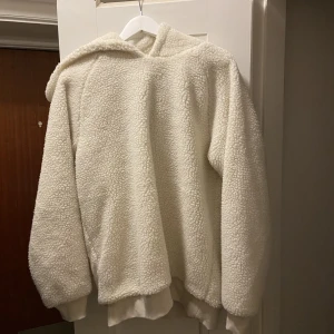 Tjocktröja i teddymaterial  - Helt ny herr tjocktröja i teddymaterial Oanvänd med lapparna kvar Kan skickas med spårbar frakt 66kr Eller hämtas i centrala Kristianstad  