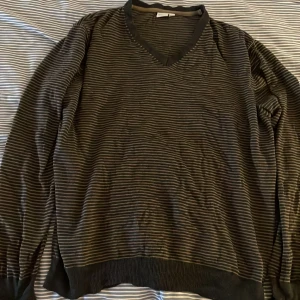 Grandpa sweater - Så cool randig stickad tröja som jag har köpt second hand. Lite uttänjd i kragen men det är inget som märks ♥️ Sitter oversized på mig som brukar ha XS