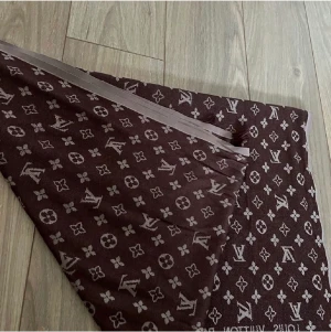 Halsduk  - Brun halsduk , köpte den i en vintage butik i Göteborg , vet ej om den är äkta därav. 