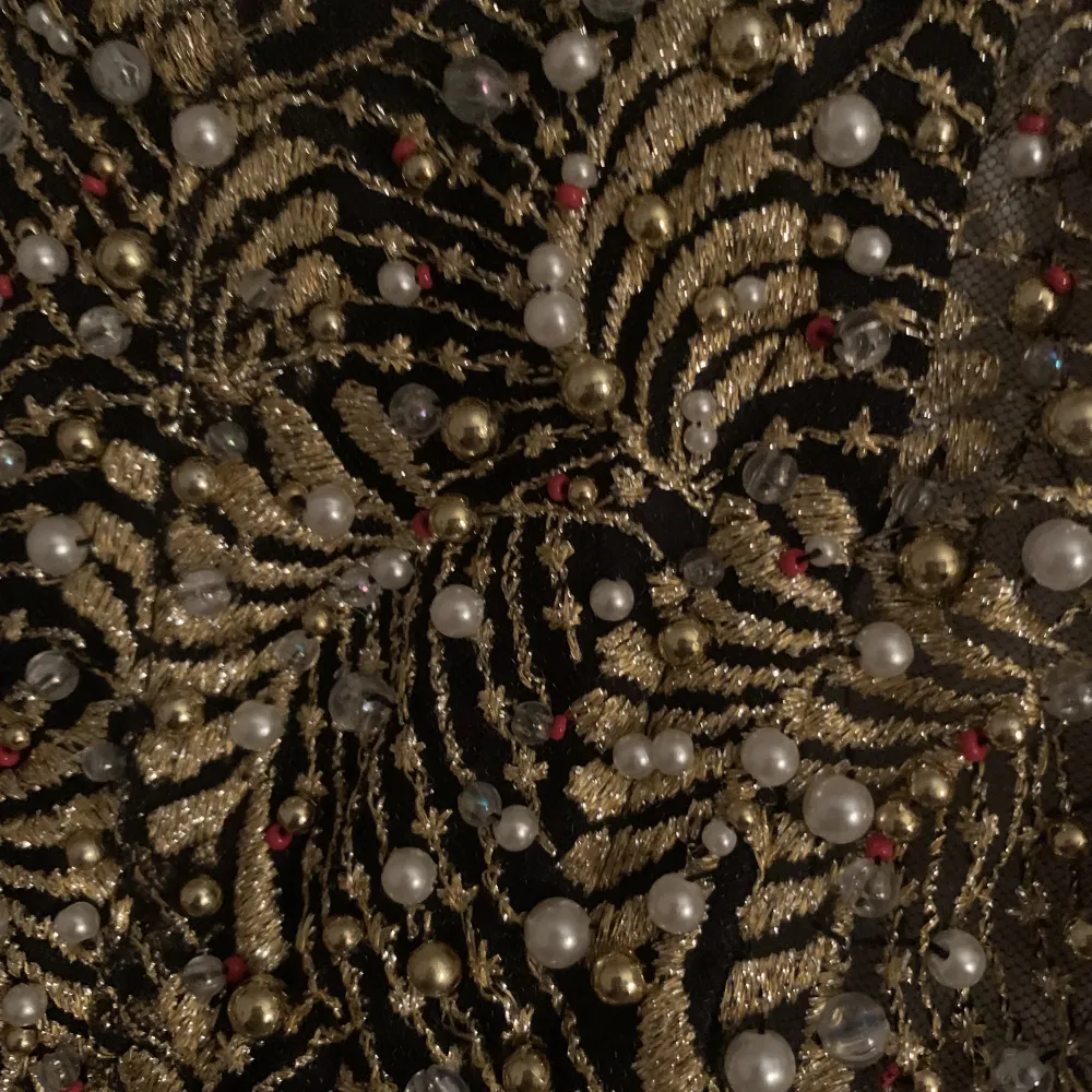 Pärlbeströdd guldbroderad bustier inspirerad av Gaultier för HM tidigt 90tal. Använd ett par ggr. Mest haft som systemet i min Walk-in. Knäpps med hyskor i bustier bak. Fästen för bh-band finns om du vill sätta i eget Nyårsafton, jul o fester är räddade.. Blusar.