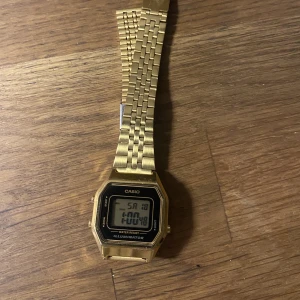 Klocka  - Säljer min klocka från casio (tror märket heter så), jättefint skick då den är använd sparsamt
