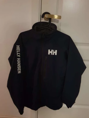 helly hansen jacka  - helly hansen jacka inga fläckar eller sår använd några gånger 