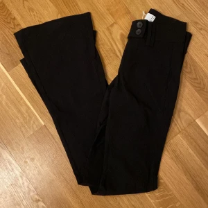 Kostymbyxor  - Lågmidjade kostymbyxor från Bershka, oanvända med prislappen kvar! 300kr inklusive frakt!