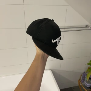 Atlanta braves keps - Svart Atlanta braves fitted keps. Mycket bra skick. Storlek:se sista bilden. 