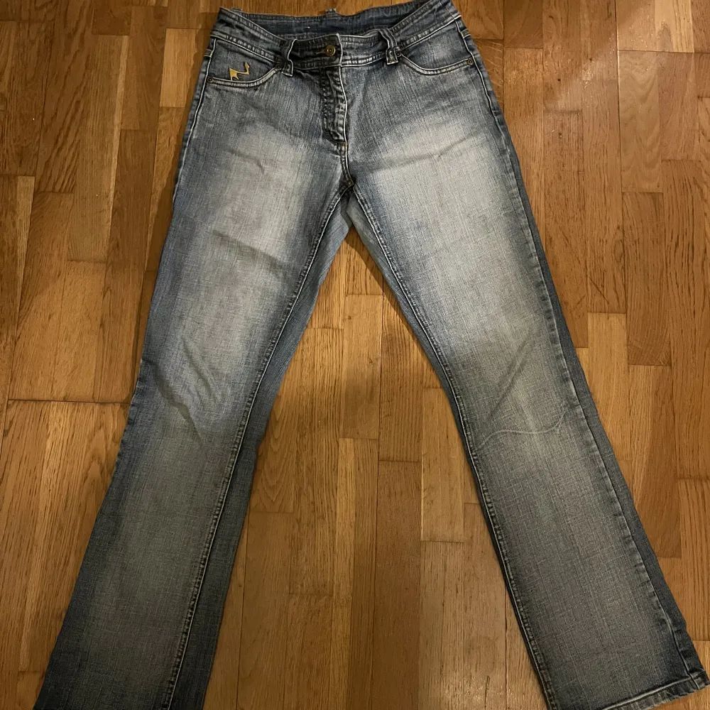 Hej, säljer dessa lågmidjade jeans från märket Clara i en snygg ljus tvätt med detaljer på bak- och framfickorna. Storlek 38 Hör av er vid frågor:) . Jeans & Byxor.