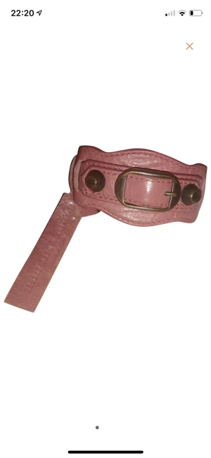 Balenciaga armband rosa - Köpt på Vestiaire till min syster som inte gillade det.. så säljer här (då retur inte är ett alternativ på Vestiaire) Fint skick ”very good condition” enligt Vestiaire vilket betyder: A second-hand item that is hardly worn and has been very well maintain