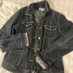 Y2k jacka - Typisk y2k/ Bella Hadid jacka, står storlek 42, passar olika storlekar beroende på hur man vill att den ska sitta skulle jag säga 
