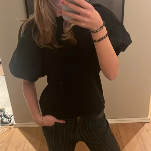 Fest topp - En jätte söt topp från hm, aldrig använd. Enkelt att styla och är riktigt cool, speciellt med puffärmarna. Kan mötas upp i Göteborg eller skicka, vid frågor eller mer bilder, skicka ett meddelande💕