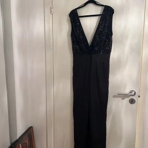 ONE piece byxdress - Svart , ONE piece byxdress i storlek L . Använd 1 gång . Det fattas lite paljetter men det syns ej! 