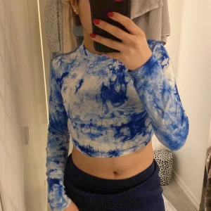 Tröja från Shein - Jättejättefin tröja från shein, säljer den för att den är för kort för min smak. I storlek S. Säljer för 35kr