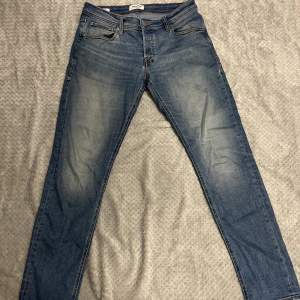 Knappt använda jeans från Jack & Jones slit Glenn med storlek W32 L32. Pris kan diskuteras vid snabbaffär.