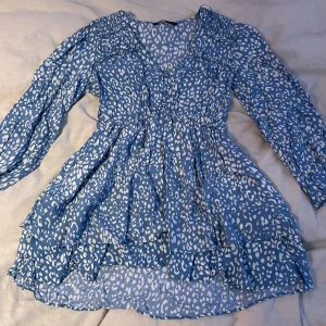 Zara klänning  - Säljer min jätte söta klänning köpt på zara för ca 5 månader sen då den inte riktigt är min stil längre. Använd Max 5 gånger och är i super bra skick.