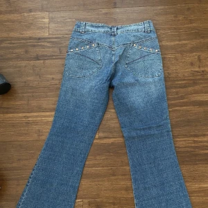 Jeans - Lite strech tyg😊Strl 38. Midjemått ish 79cm & innerbenslängd 79cm
