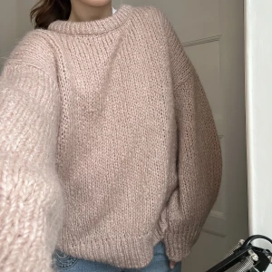 Stickad tröja! - Säljer denna så mysiga stickade tröja från Zara! Storlek M och i jätte fint skick❤️‍🔥