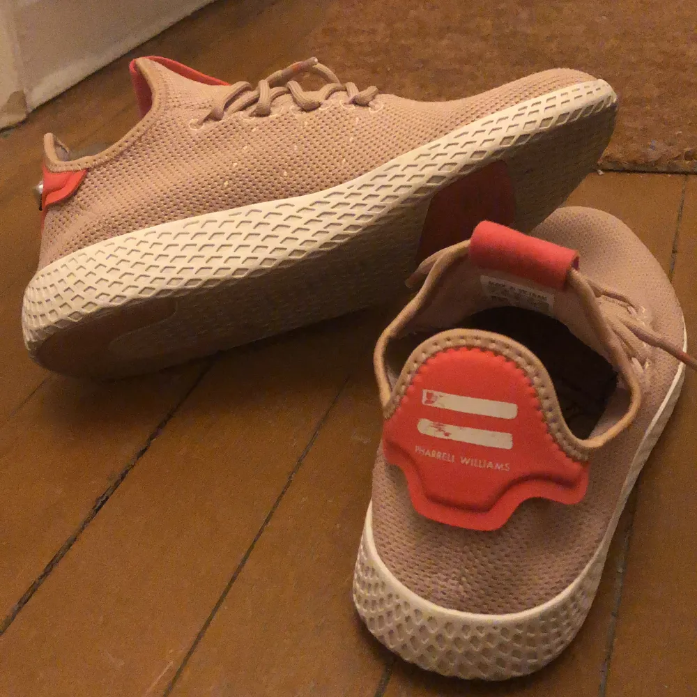 Ett par riktigt bekväma och snygga Adidas Pharell Williams skor i färgen beige. Har använt de 2 gånger och är så gott som nya.  Är i storlek 38 2/3. Svårt att få tag på de här skorna.                                                NYPRIS: 900kr. Skor.