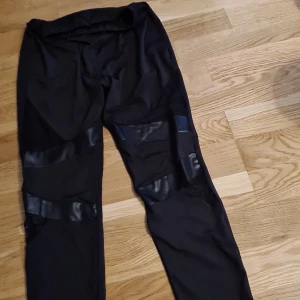 Leggings - Svarta leggings. Passar xs/s. Haft ett tag i garderoben och använd några gånger. Bra skick. 