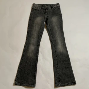 Gråa jeans - Midjemått 34 cm tvärs över och innerben 80. För små på mig så har ingen bild på. Jättefint skick inga defekter!😇Jeansen är gråa inte bruna👍🏼