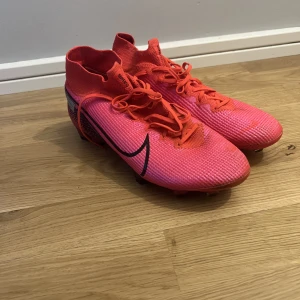 nike mercurial flyknit  - Säljer mina fotbollsskor köpte skorna en månad innan jag sluta så dom är i väldigt bra skick  Har även kvar box kvitto och påsen   Hör gärna av dig om du har några frågor eller vill ha mer bilder 
