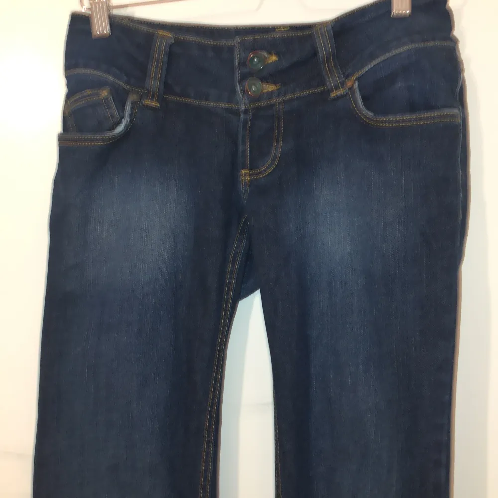 Jättefina bootcut jeans som bara inte kommit till användning. Lite slitna längst ner annars inget fel.. Jeans & Byxor.