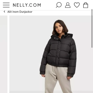 Svart pufferjacka   - Köptes förra året men använder aldrig så säljer den istället! Bra skick i storlek 38, säljer för 150kr (originalpris 459 kr)  Betalning sker via Swish!