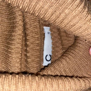 Brun klänning - Brun klänning med polokrage från Cubus, köpt för 400kr. Använt fåtal gånger, skriv privat för bilder på osv! (Vet inte varför den såg ”repig” ut, bara veck)