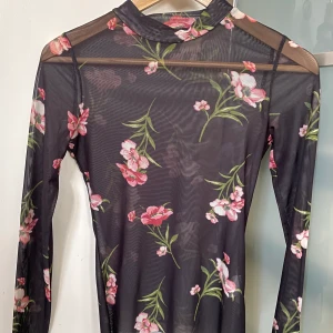 Tunn topp - Undertopp och övertopp med blommor på