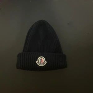 Moncler Mössa  - Moncler mössa som är i nyskick! One size 