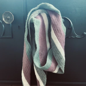 Ny halsduk - Helt ny fin oanvänd halsduk! Mått: 16,5 cm bred 200 cm lång 3 mm tjock