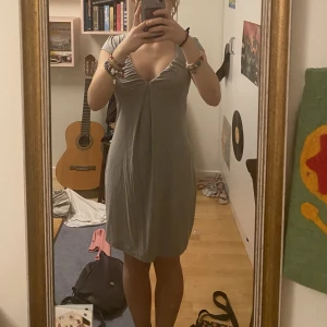 Ljusgrå klänning strl s - Snygg klänning, köpt secondhand men fåtalet använt och i väldigt bra skick! Klänningen slutar precis över knäna på mig (163cm)💗