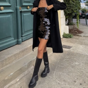 Paljett klänning  - Fantastiskt fin paljett klänning från Na-kd. Köpt i september och endast använts en gång 😍original pris 500kr, priset kan diskuteras och det går att få fler bilder 