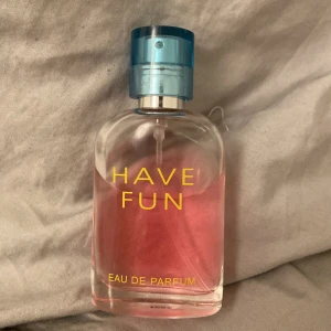 Have fun parfym by la rive  - Hej! säljer denna juvligt goda söta och blommiga parfymen, eftersom jag aldrig använder den längre.  Fick den i present men har bara använt några gånger så typ 90% av parfymen är kvar. 