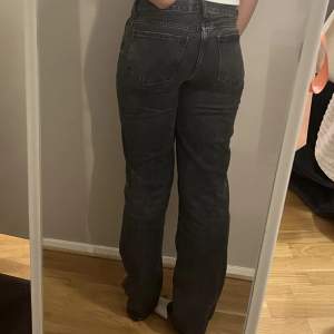 Säljer min mörkgråa supernsnygga jeans som tyvärr inte kommer till en så stor användning då jag tycker de är för tajt! jag har 38 i byxor och dessa är väldigt små i storleken så de känns mer som 34/S/XS!! köpta i oktober - ny skick inga defekter❤️