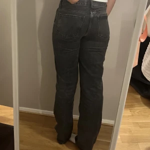 Gina low waist straight - Säljer min mörkgråa supernsnygga jeans som tyvärr inte kommer till en så stor användning då jag tycker de är för tajt! jag har 38 i byxor och dessa är väldigt små i storleken så de känns mer som 34/S/XS!! köpta i oktober - ny skick inga defekter❤️