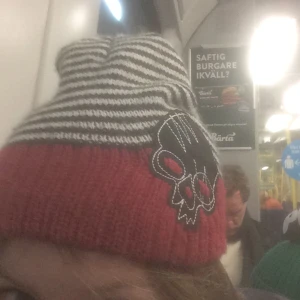 Fire beanie 😻 - Snygg y2k mössa. Bra size för dom flesta jag har gigantiskt huvud och den passar mig. Jätte skön och bra för vintern.