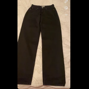 Jeans - Helt nya jeans aldrig använda för glömde skicka tillbaka i tid. Svarta, st 36 o modellen e helt raka från gina tricot