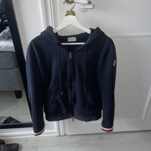 Moncler hoodie - Skick 8/10 Storlek S Ny pris 6000kr  Äkta såklart!  Tags medföljer Frakt betalas av köparen