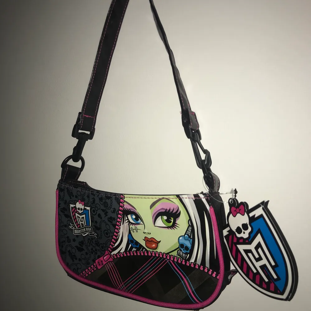 Helt oanvänd monster high väska med prislapp kvar💗💓🎀 Inget pris satt så kom med prisförslag!💘 Betalning sker via swish och frakt varierar 💖🎀. Väskor.