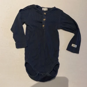 Farfarsbody från Newbie - Fin mörkblå farfarsbody från newbie. Fint skick  Köparen står för frakten. Jag visar bild när jag skickar paketet. Vid fler intressen av kläderna kan bud läggas