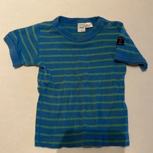 T-shirt från polarn - Fin T-shirt från polarn och Pyret:.  Köparen står för frakten. Jag skickar bild när jag postar paketet. Om fler intressen för kläderna finns kan bud ges.